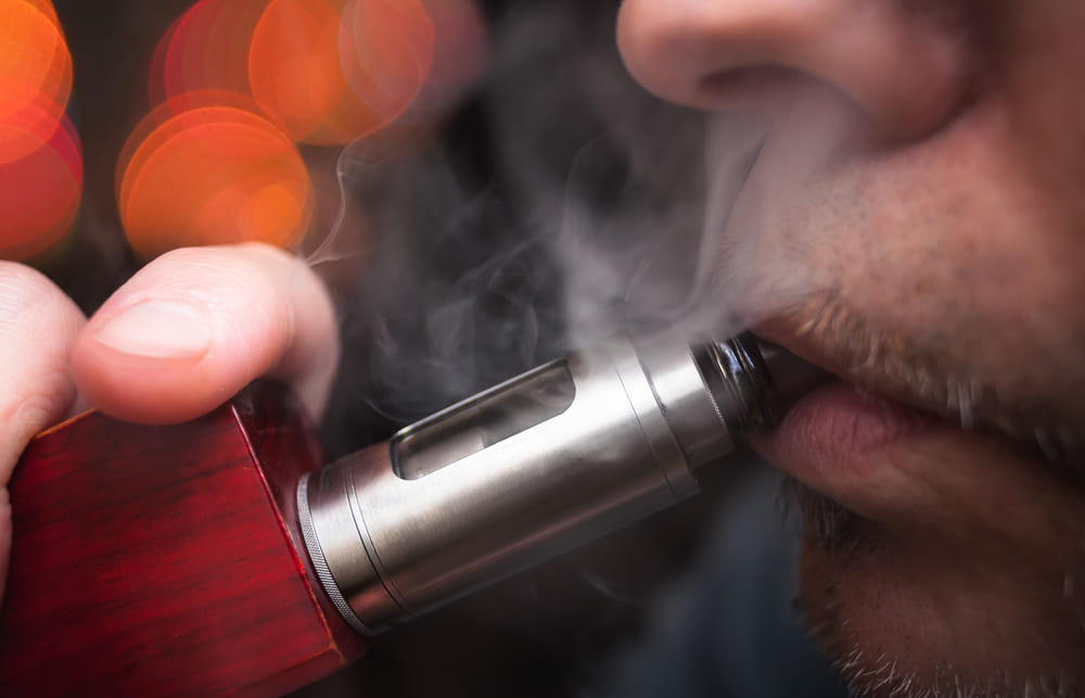 photo d'un homme qui fume la cigarette électronique